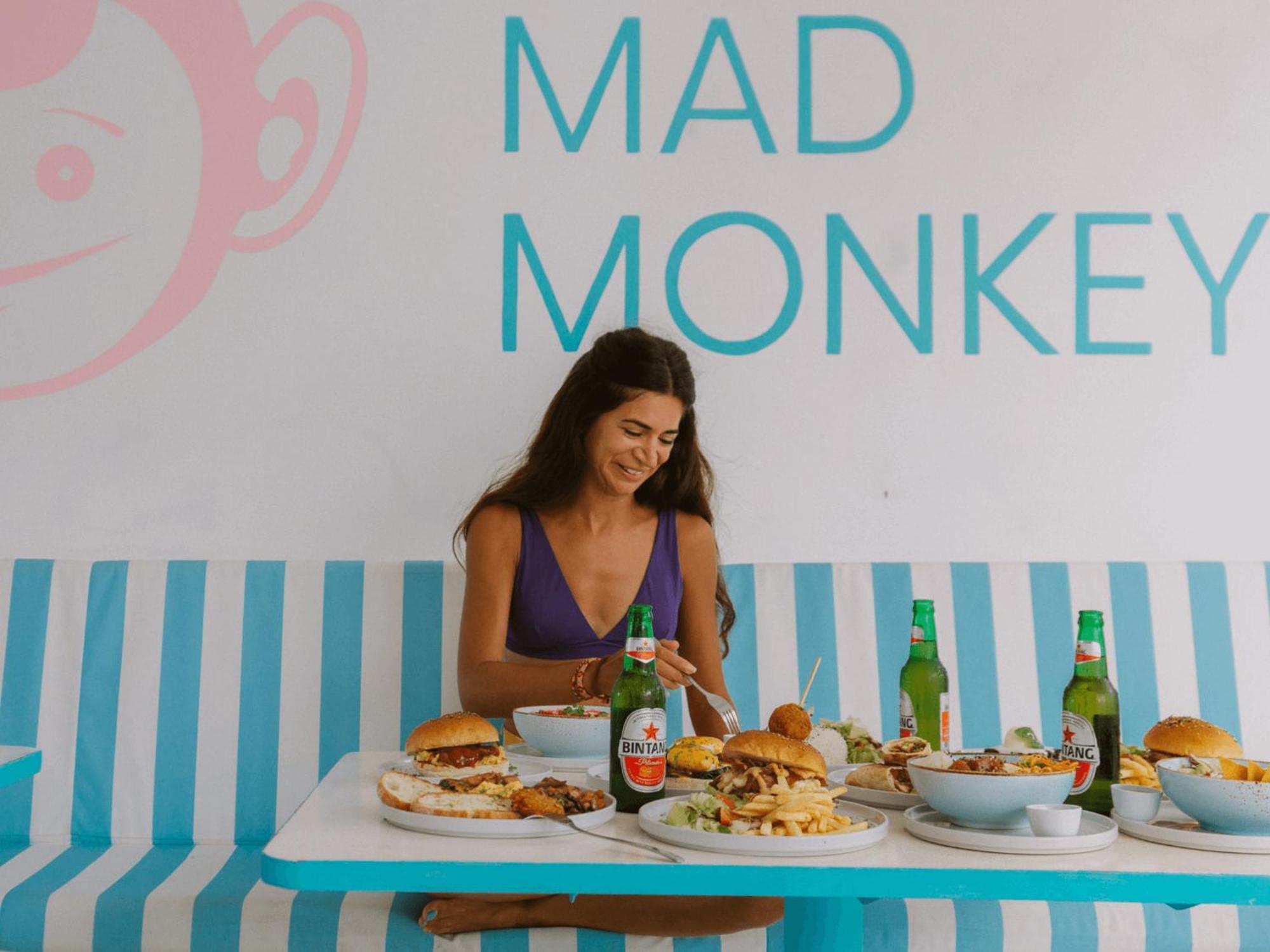 Хостел Mad Monkey Kuta  Экстерьер фото